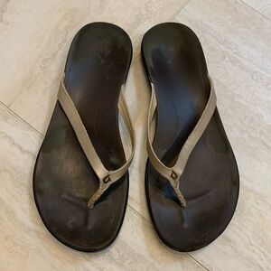 OluKai Women’s Ho’opio Leather Flip Flops